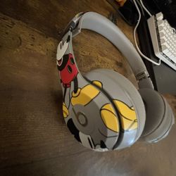 90th Anniversary Mickey beats
