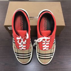 Burberry https://offerup.com/redirect/?o=QS5NRg== Skate M Multi Red/checker Used