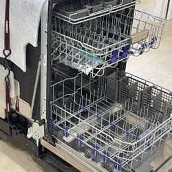 LG Stainless Steel Dishwasher With Stainless Steel Tub In Excellent Working Condition . Everything Works Perfectly . Can Be Delivered & Install 