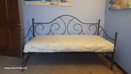 Lovely Bay Bed !!