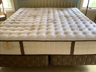 like New King Size Stearns And Foster Estate Luxury Mattress