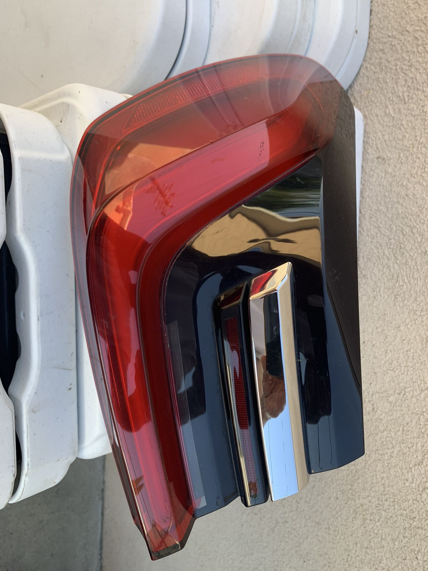 2022 BMW 740i left tail light
