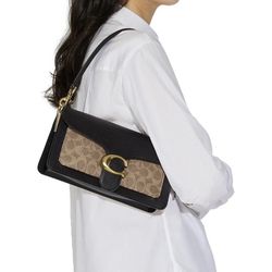 Timeless and beautiful Coach bag. A classic piece that never goes out of style.