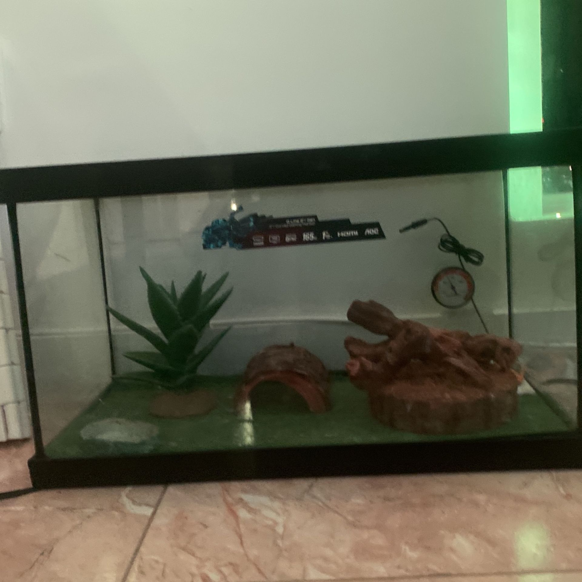 lizard tank with accessories and with the light stand