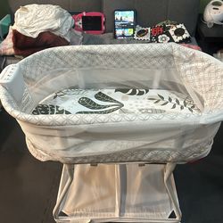 Delta Children Bassinet & Sheets