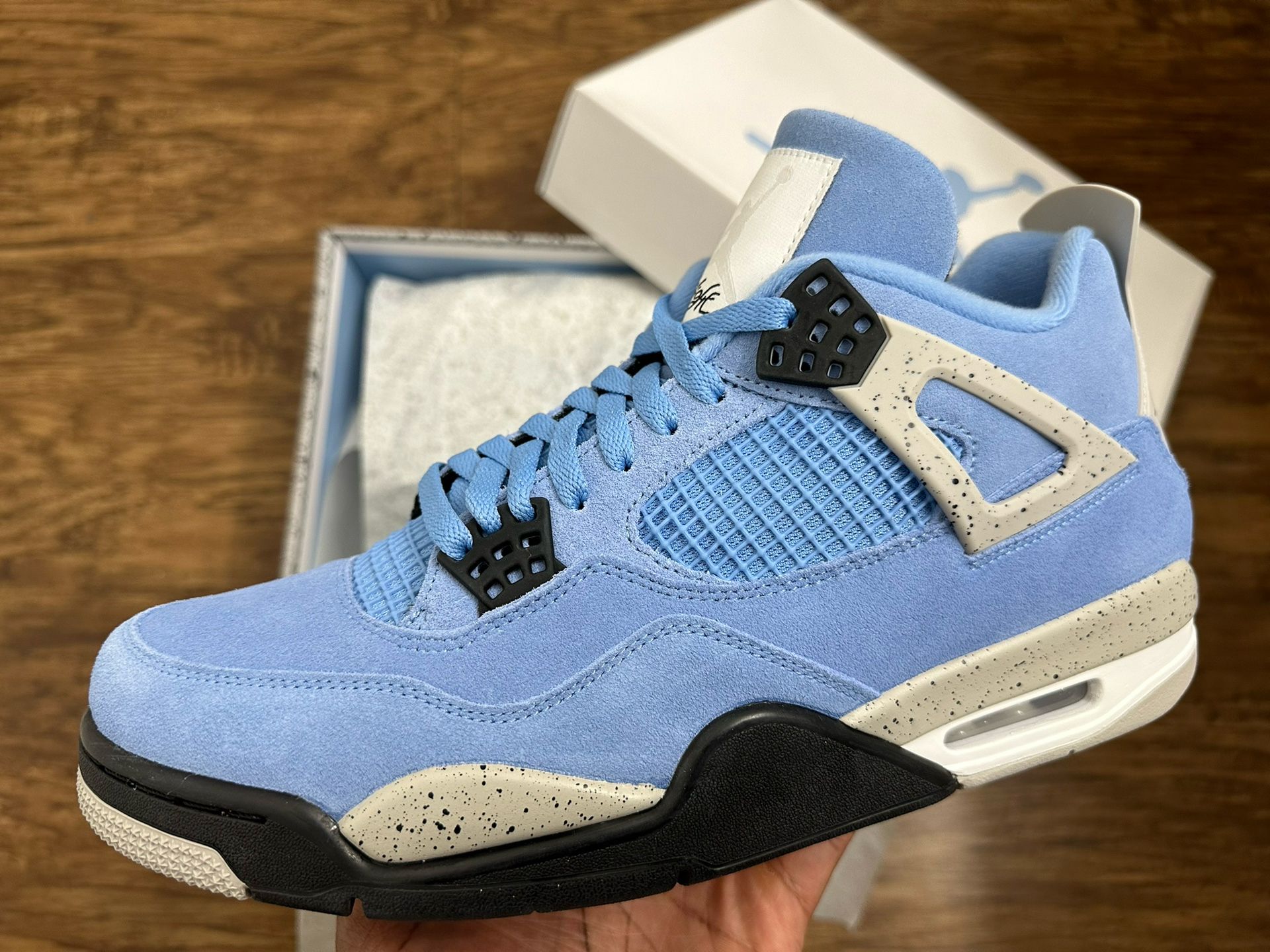 Air Jordan 4 UNC