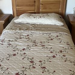  Beautiful Complete Twin Bed.