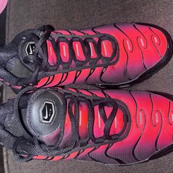 Red and black Nike vapor max size 4.5y