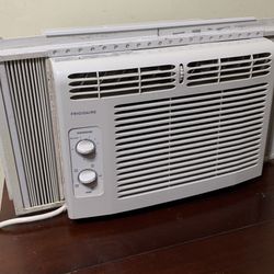 Window AC Unit (FRIGIDAIRE Brand) (in Great Working Condition)