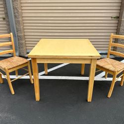 Extendable dining table with two chairs/ mesa expandible con dos sillas 