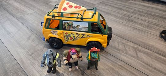 Teenage Mutant Ninja Turtles (TMNT) Pizza Fire Delivery Van + 3 Figures