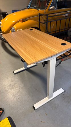 Adjustable standing desk