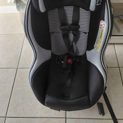Like New!!!! Chicco NextFit Zip Convertible Car Seat 