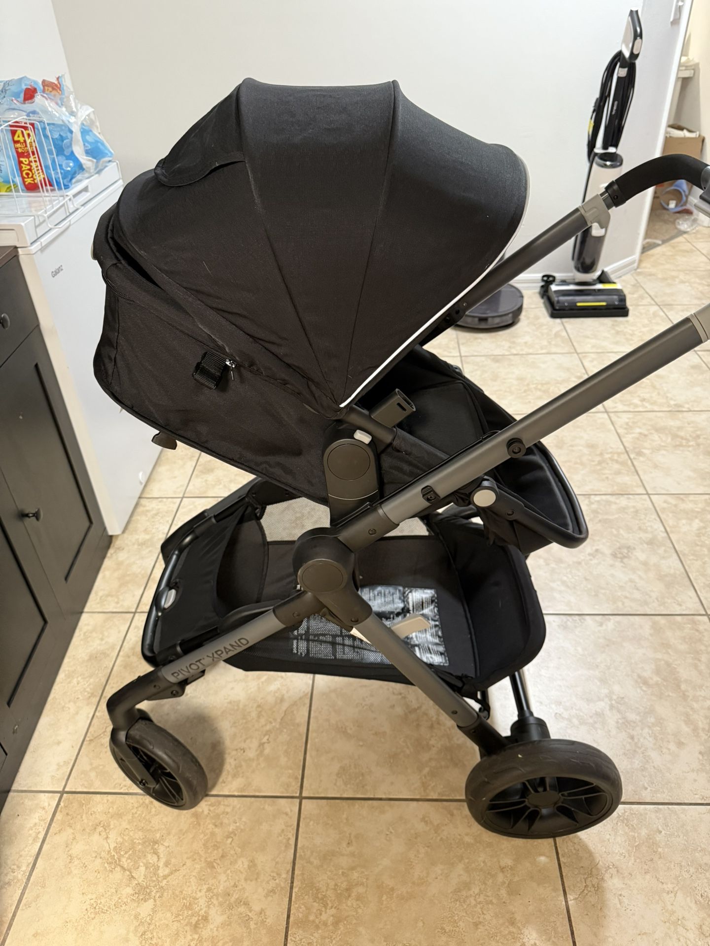EvenFlo Pivot Xpand Modular Travel System Stroller And Car seat