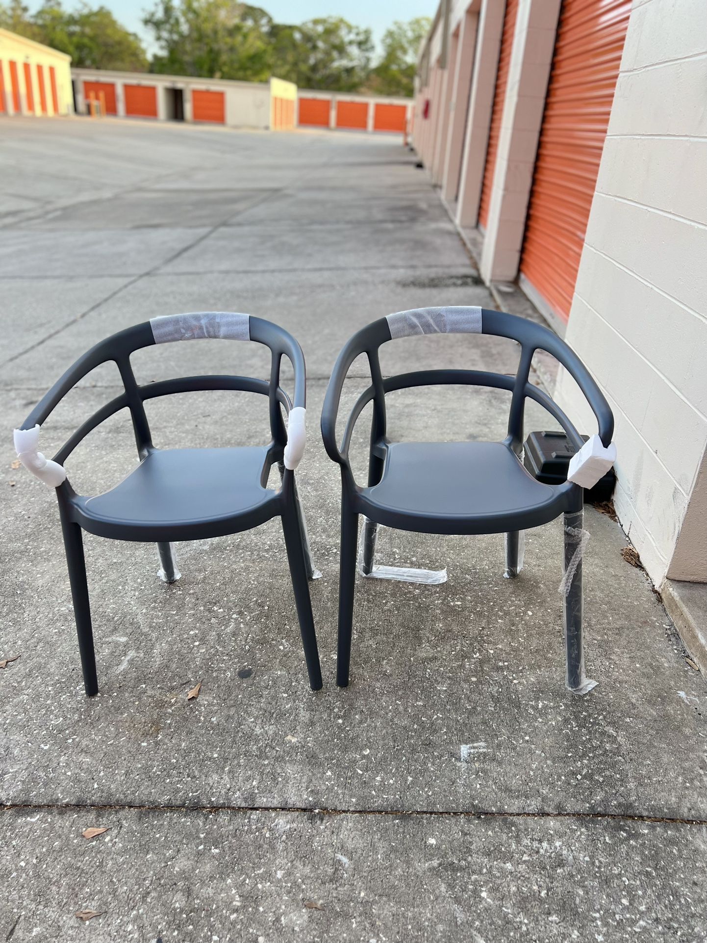 Amazon Basics Dark Grey Curved Back Dining Chair Set of 2 Premium Plastic