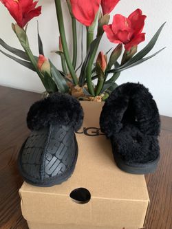 Size:4Y=6 women New UGG Slippers   Talla:4Y=6 women New UGG Slippers   $45.** Cash or Zelle Oxnard, California 93033