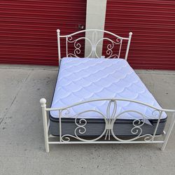Beautiful  full size bed vase with mattress