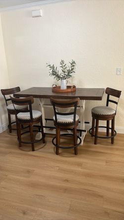 4 chairs / 4 sillas