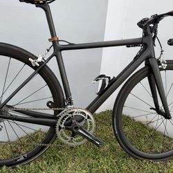 Italy Carbon Road Bike – Campagnolo Groupset  High-end Italian performance road bike in excellent condition. Lightweight, responsive, and built for 