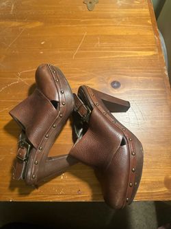 Bannana Republic Buckle Clog Heels Size:8.5