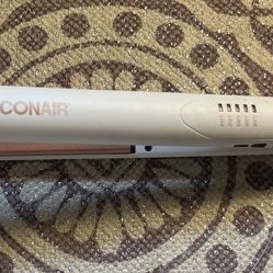 Women’s/ Conair/ Flat Iron