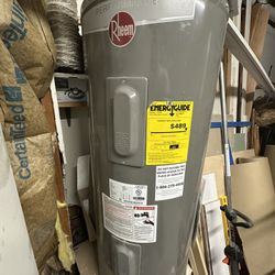 LIKE NEW**Rheem Performance 40 gal hot water heater