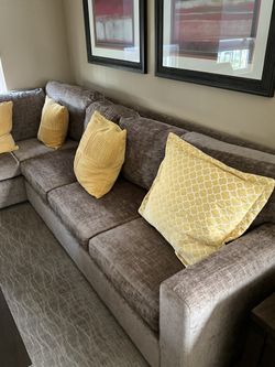 $550 – Large Sectional Couch – Excellent Condition