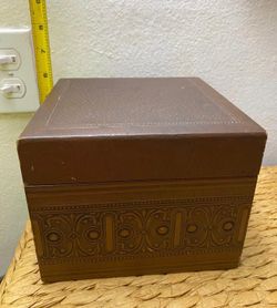 COFRE ANTIGUO DE MADERA FORRADO EN CUERO REPUJADO