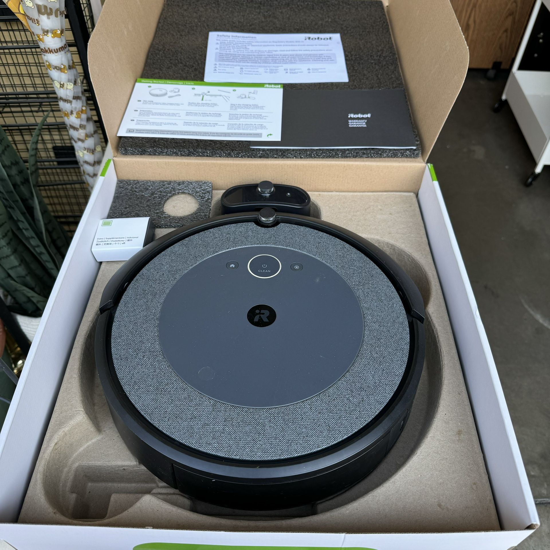 iRobot Roomba i3 Wi-Fi Connected Robot Vacuum Very Clean and Perfect Working Condition
