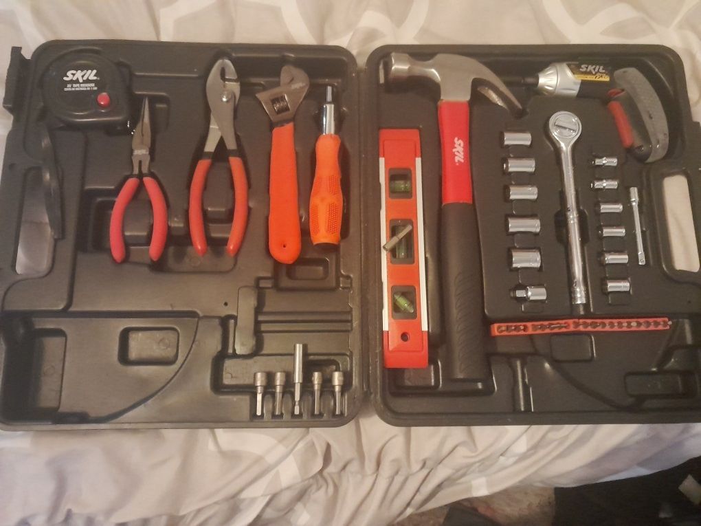 SKIL TOOL SET !! GREAT CONDITION