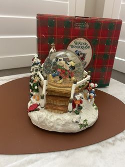 Mickey's Winter Wonderland 1996 Musical Snow Globe Winter Wonderland Vintage with box works perfect 