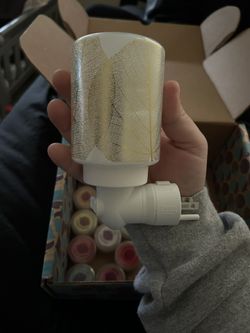 Scentsy Ceramic Warmer And 12 Different Wax Melts