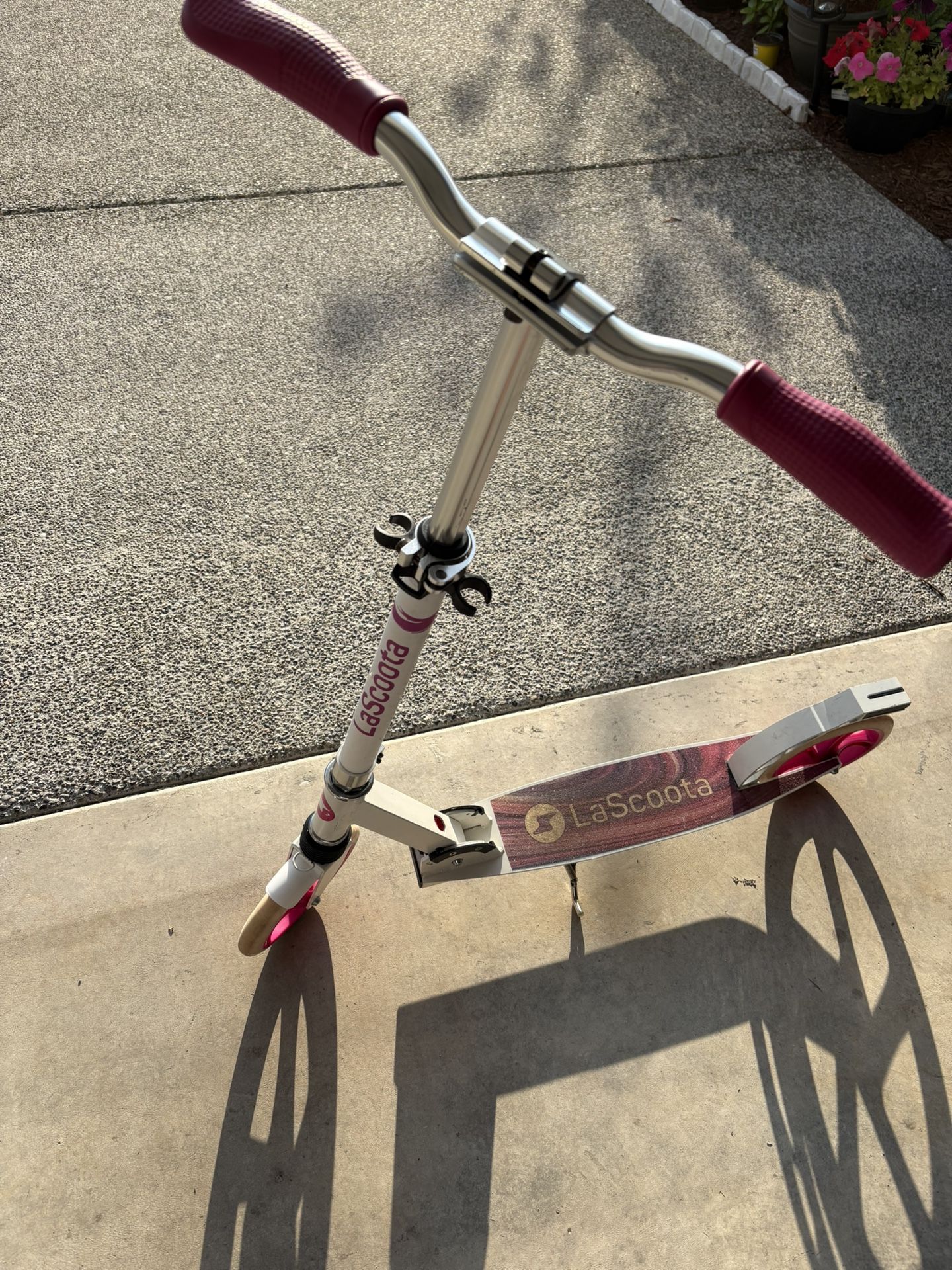 Lascoota Kick Scooter for Kids 6+, Adults & Teens - Pink