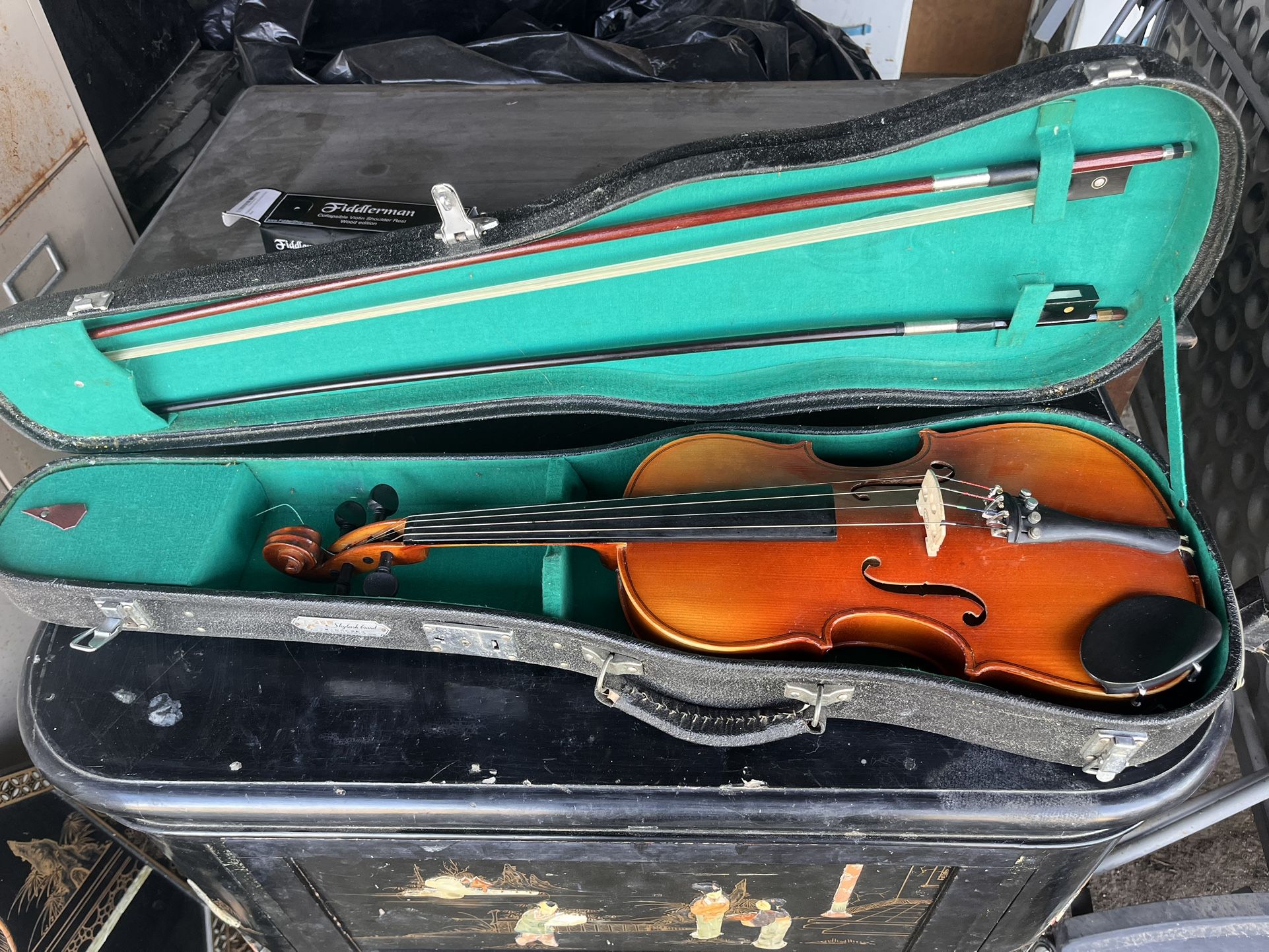 Skylark Violin With Case And Fidderman Shoulder Rest