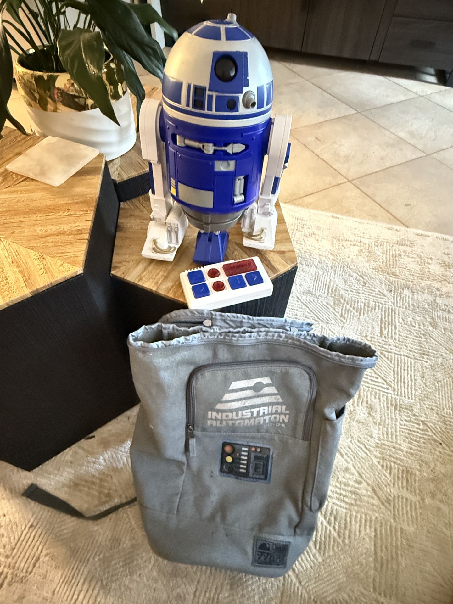 Star Wars R2-D2 Interactive Droid with Remote + Droid Depot Backpack