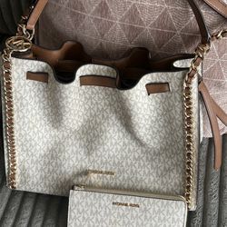 Beautiful Micheal kors purse with wallet