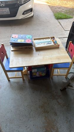 Kid table + chairs with cubbies