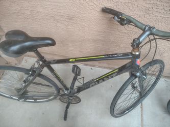 Giant Escape urban fitness/commuter hybrid bicycle featuring an ALUXX aluminum frame and 700c wheels.
