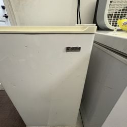 Kenmore 3.9 Cu Ft Free Standing Fridge/freezer