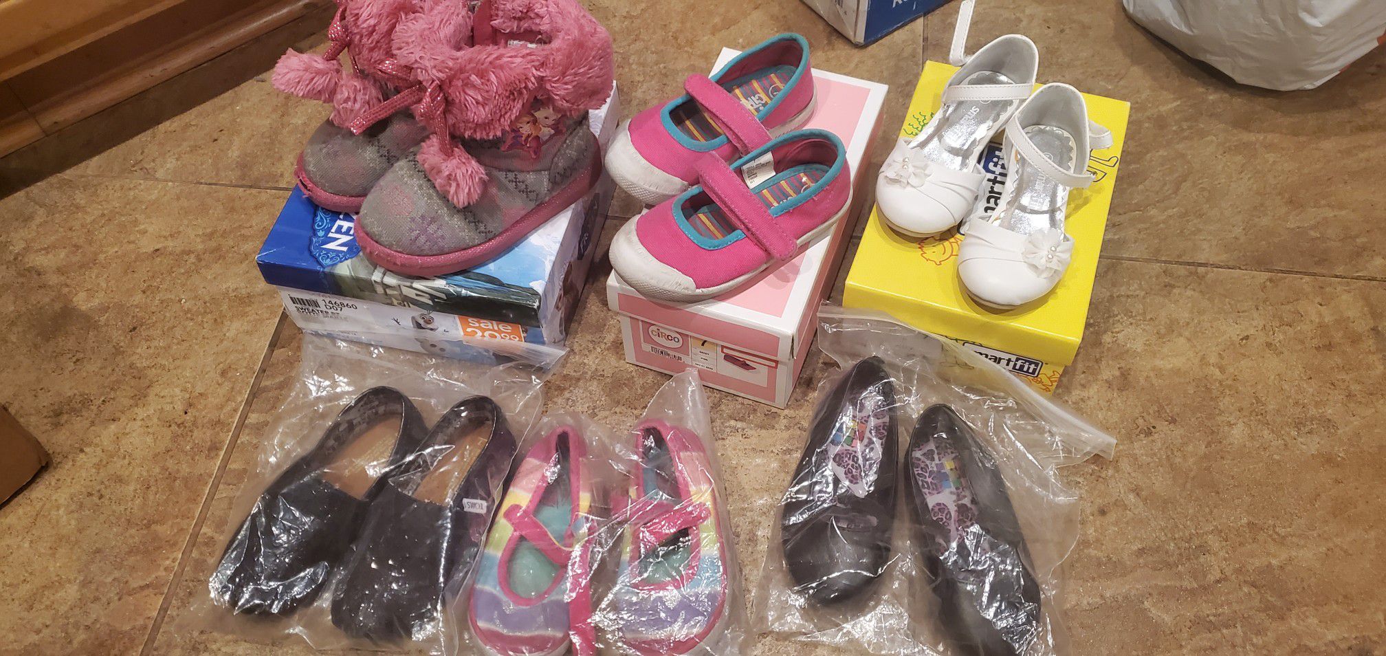 *PENDING PICK-UP* FREE - Size 7 Kids/Girls Shoes