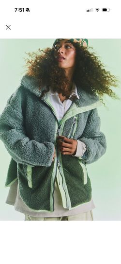 Free People winter windproof thick fur coat. Xs over size The inside is very soft