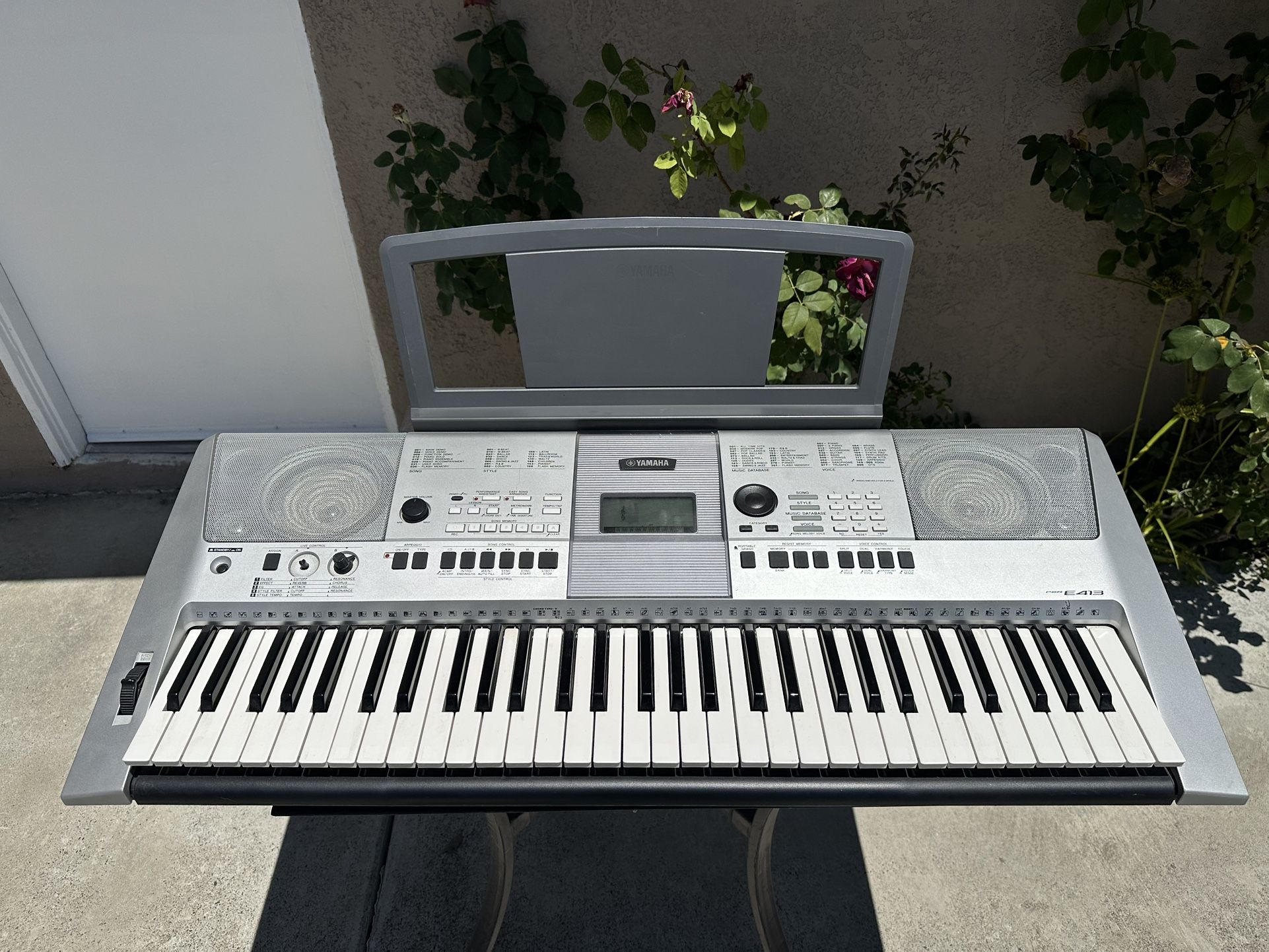 Yamaha Electronic Keyboard Piano PSR-E413 61 Key Portable Great working condition and sound