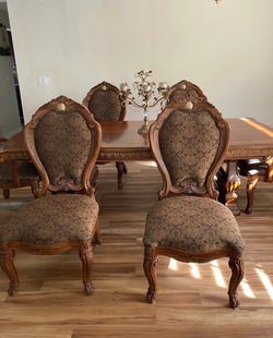 MICHAEL AMINI Dining Table and chairs