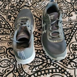 Women's Size 10 Under Armour Charged Sneakers 