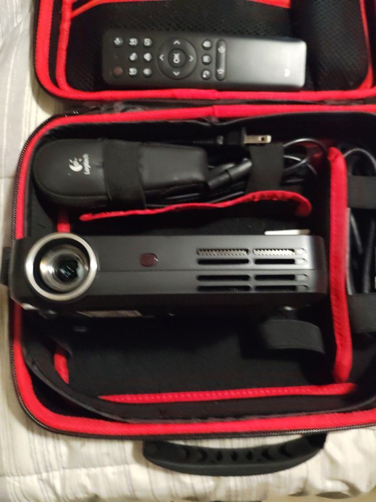 Wowoto H10 portable smart projector