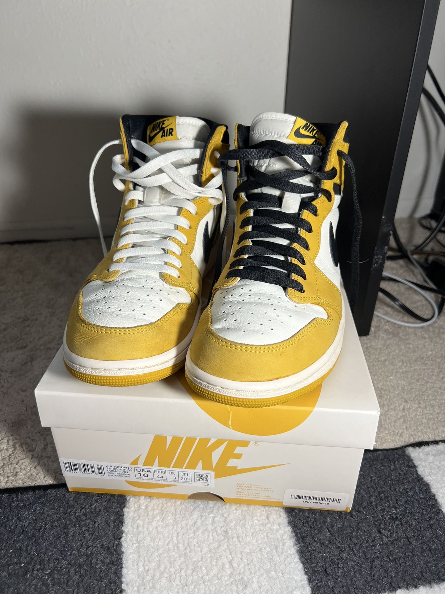 Nike Air Jordan 1 High Yellow Ochre - Size 10