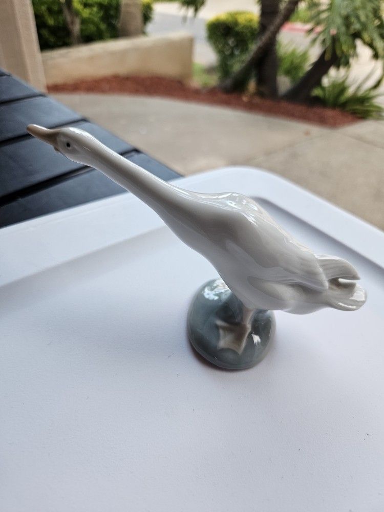 Beautiful Porceline Lladro Honking White Goose