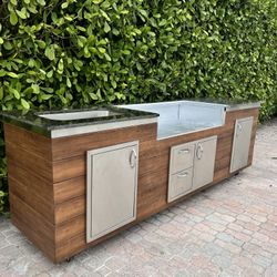 BBQ Outdoor Kitchen With Granite Countertop