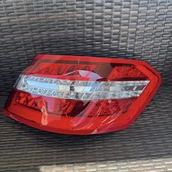 2010 2011 2012 2013 Mercedes-Benz E350 E500 Sedan Right Passenger Side Outer Tail Light OEM
