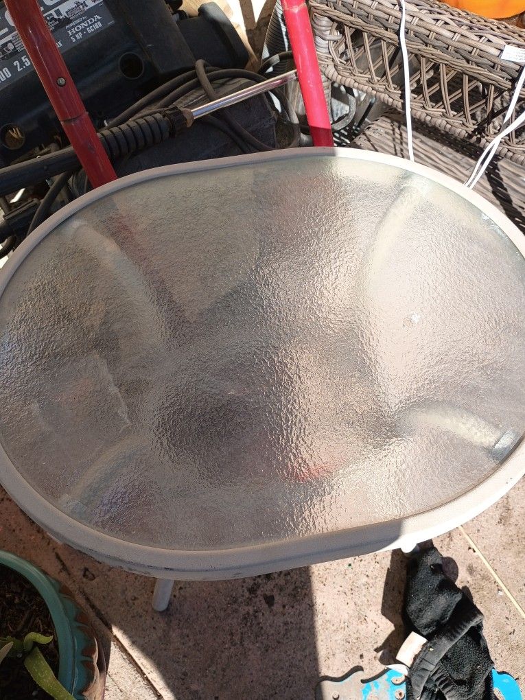 mesita De vidrio Va incluida la Sábila Por $20